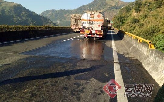 云南高速路一货车超车撞油罐车 致20吨柴油泄露