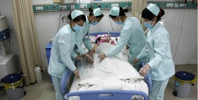 女婴出生不久遭抛弃,多年后父母寻来,哭诉让她救弟弟