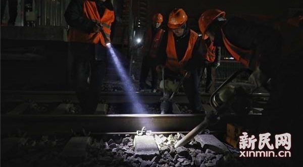 夜深天寒号角响 沪轨交1号线莘庄站道岔改造进行时