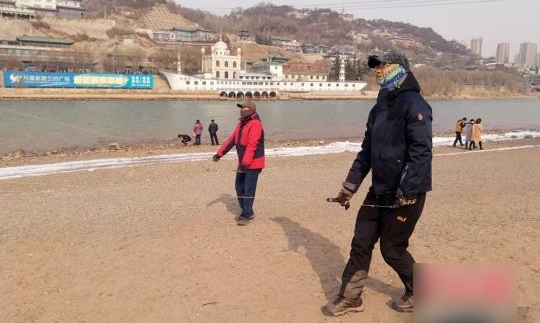 六旬老人在黄河边秀风筝特技,引人围观