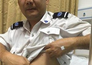 因嫌救护车来晚了 他借酒意拳打脚踢打伤司机吓跑医生护士