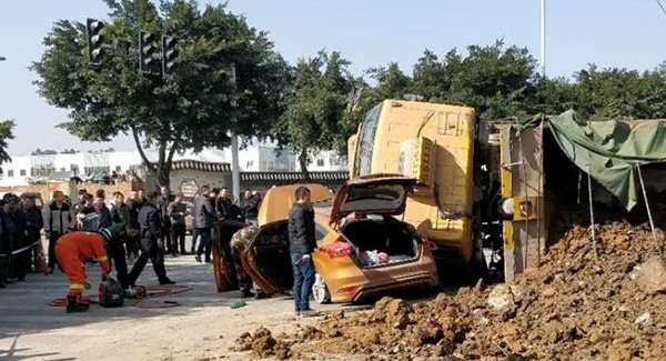 高新区一大货车侧翻压住辆私家车 致1重伤2轻伤