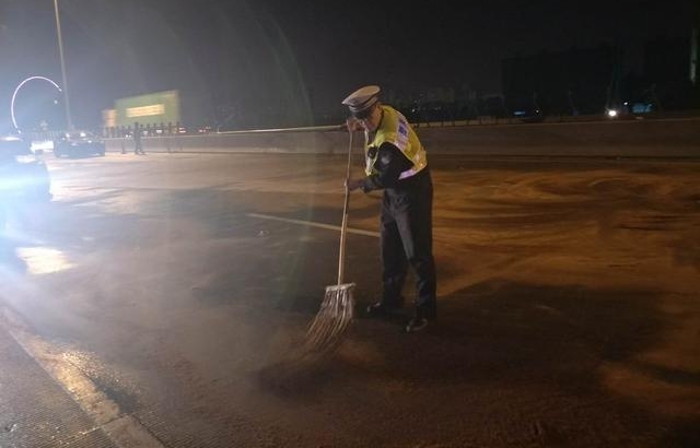 寒风冷雨,热心不变!广州交警多线行动迎严冬