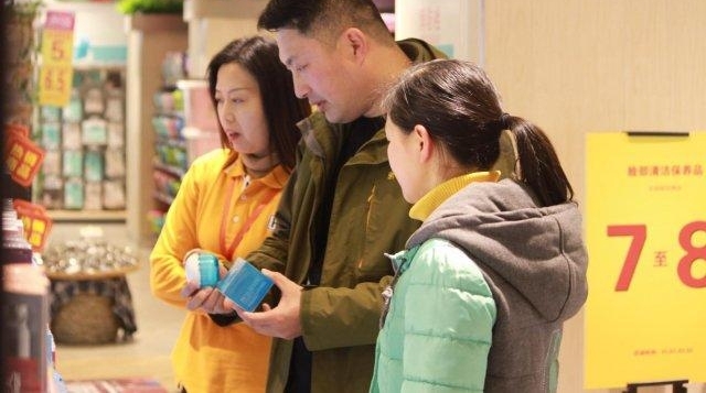 他专做女性用品生意 用时 10 年面包车换“豪车”