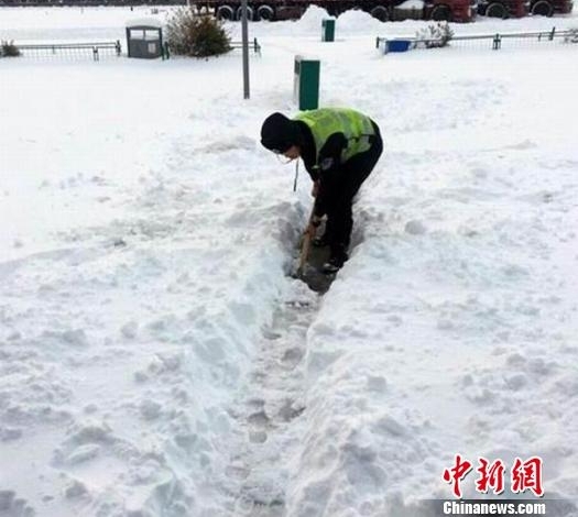 四川雅西高速遇今年最强雪 部分路段封闭