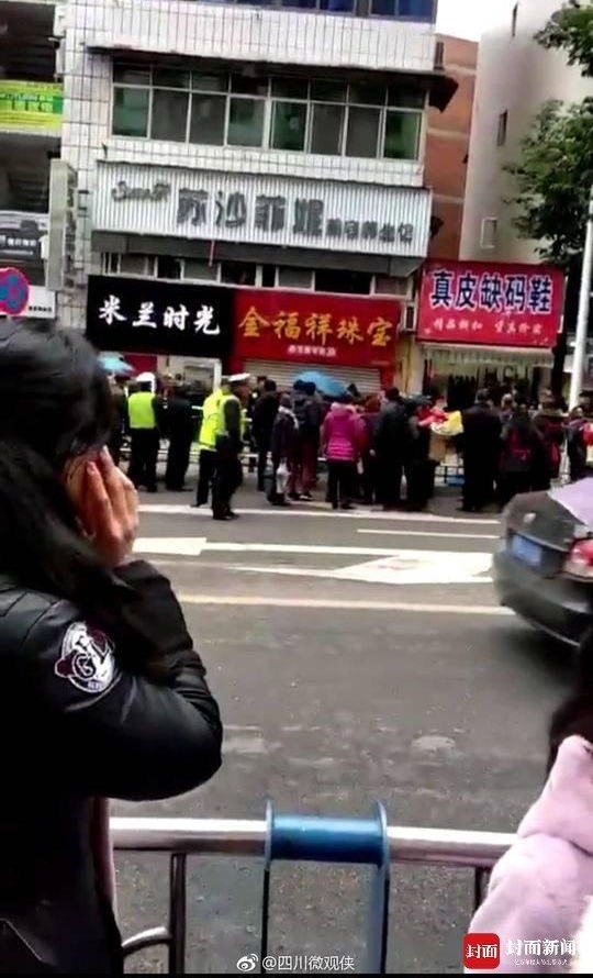 四川一金店遭抢劫 店方:两蒙面抢匪持刀枪 两三分钟抢走约百万元首饰