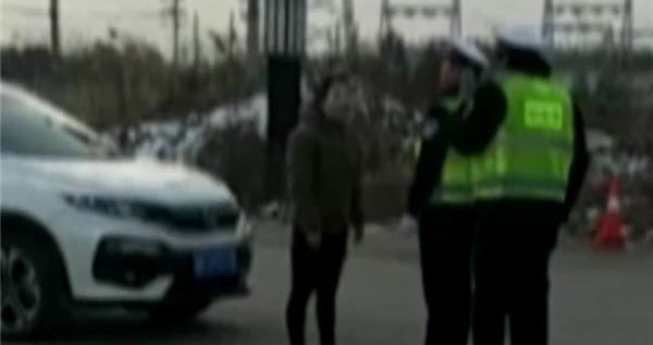 女司机被拦停接受检查 竟请交警“吃耳光”