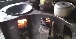 2岁男童掉进滚烫的开水锅里 父母低头玩手机听到叫声才上前查看