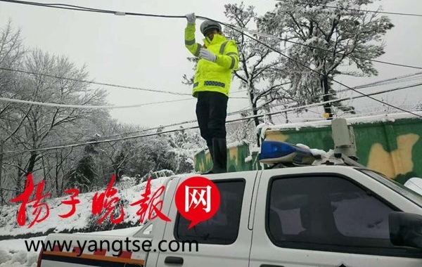 寒风中 ,警车顶上他就这样举了30分钟