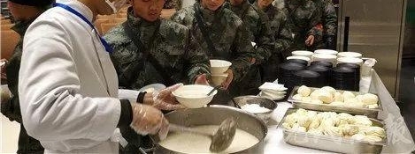 战士通宵扫雪 过路的哥做的这个手势感动朋友圈