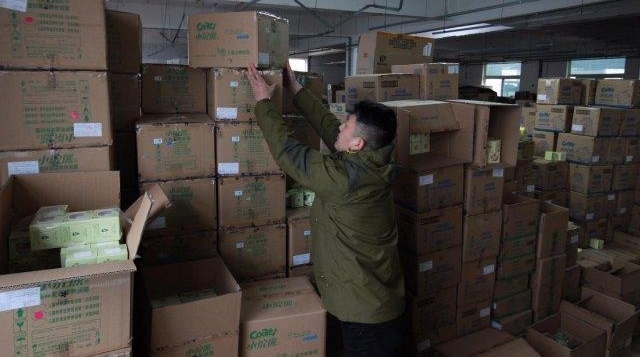 他专做女性用品生意 用时 10 年面包车换“豪车”