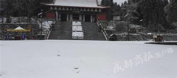 ��ѩ���٣�ʲ���Ӷ���Ʈѩ�� ǡ�硰ǧ�������滨����