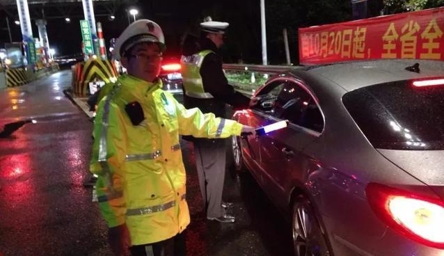 寒风冷雨,热心不变!广州交警多线行动迎严冬