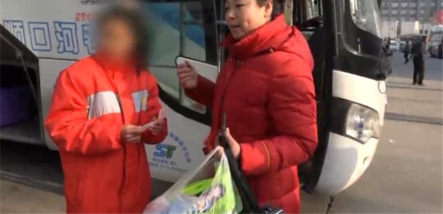 父母离异被嘲笑 女孩出走找妈妈 售票员送她回家