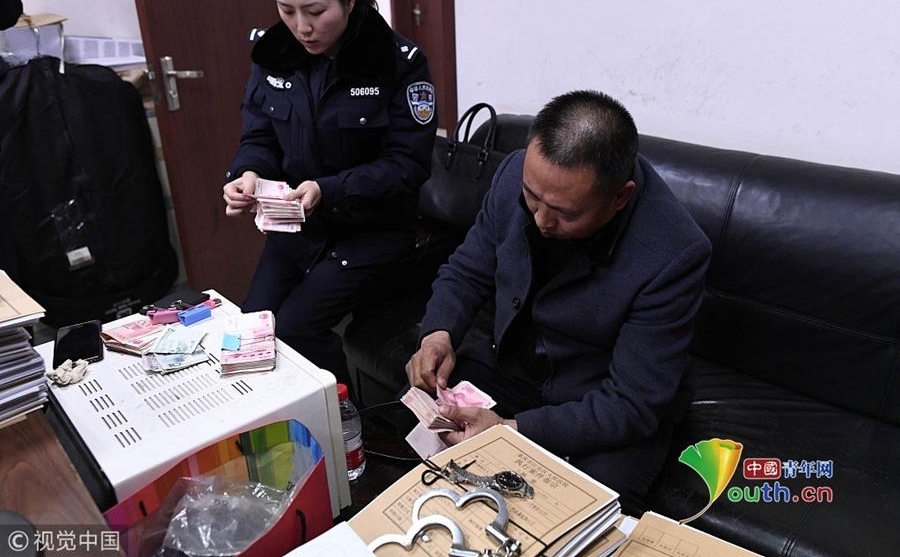 老赖手拿钱财准备去投标 被法警抓了正着