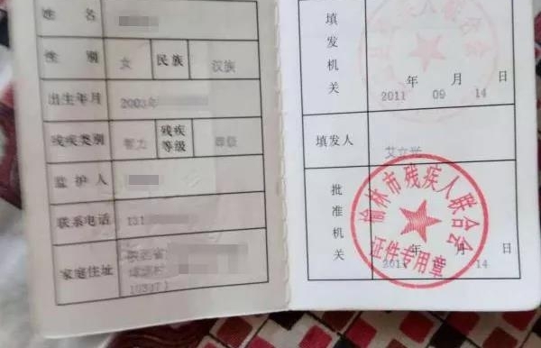 ����У԰���裬����ܺ�����һ��15��Ĳм�Ů��