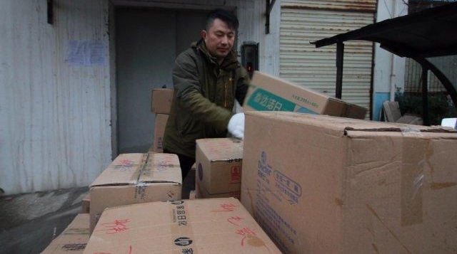 他专做女性用品生意 用时 10 年面包车换“豪车”