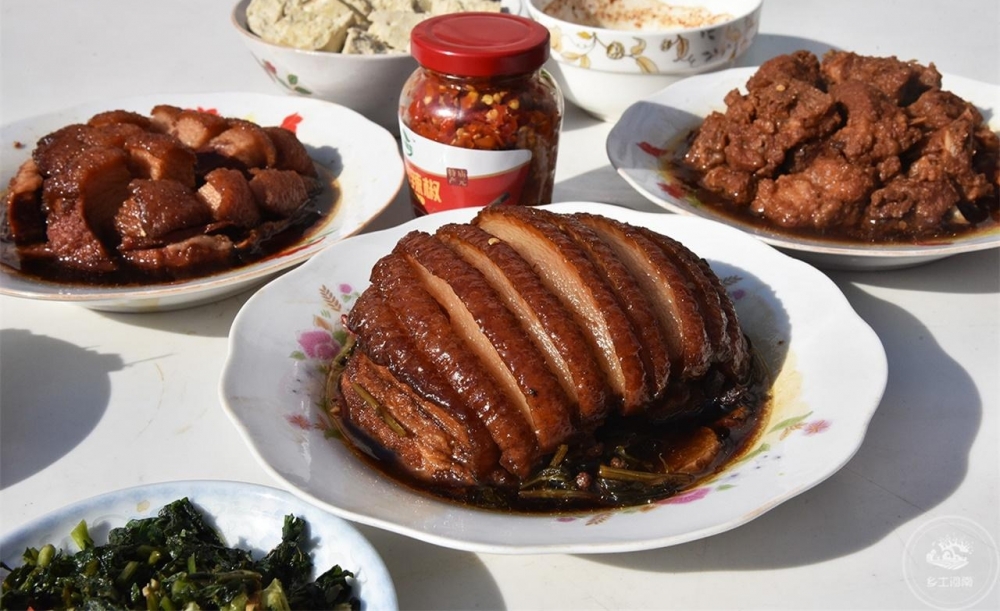 六旬大妈山村卖扣碗肉,28块钱一碗,城里人扎堆来吃