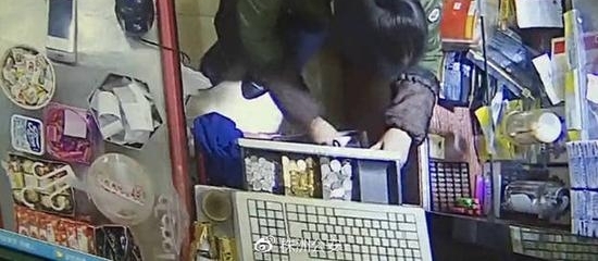 超市收银员为让丈夫刮目相看日均偷3百元 买车买房