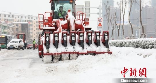 直击雪中情 武警官兵破冰雪保畅通