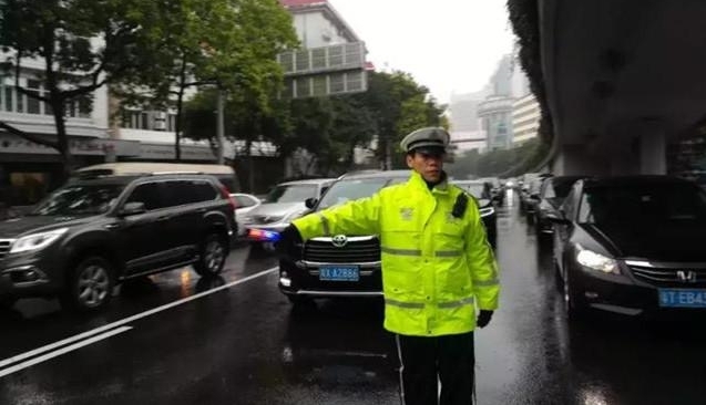 寒风冷雨,热心不变!广州交警多线行动迎严冬