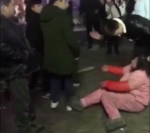 ������������һŮҹ��ΧŹ50�������װ��� ��ͷ���ȶ���