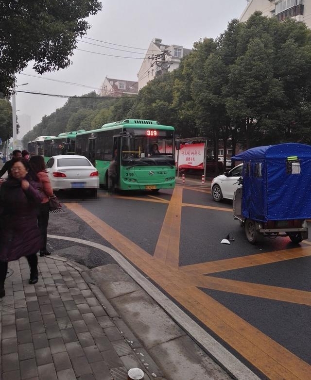 ·�Ϸ����β䳵����Ų�� ����߷�ӵ��40�����