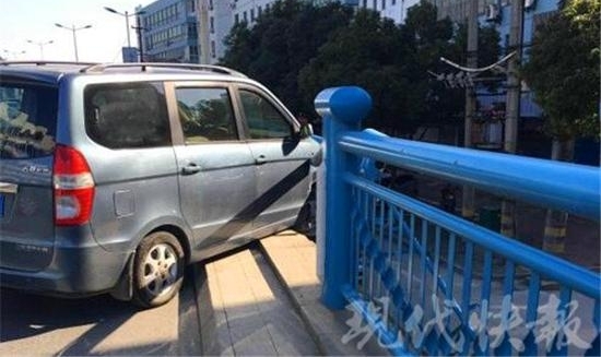 ˾��ֻ��ݳ�ʱ���˸����� �γ�ʧ��ײ�����滤��