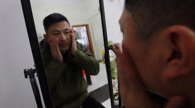 他专做女性用品生意 用时 10 年面包车换“豪车”