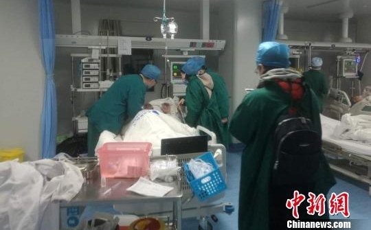 武汉老人车祸后与家人失联 朋友圈爱心接力助其回家