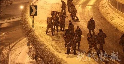 战士通宵扫雪 过路的哥做的这个手势感动朋友圈