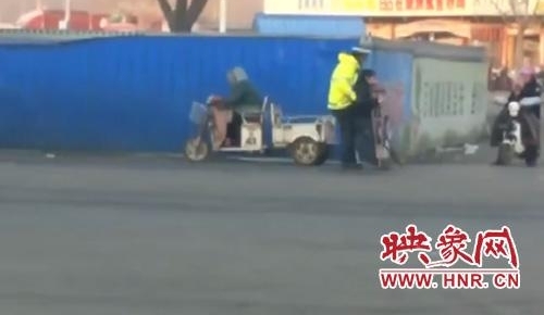 汝州交警扶抱残疾人视频“走红” 暖心交警感动网友