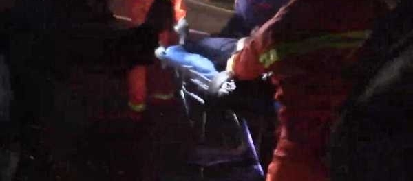 三岔路口欲左转遭货车猛撞 女司机没系安全带直接被甩到副驾驶位
