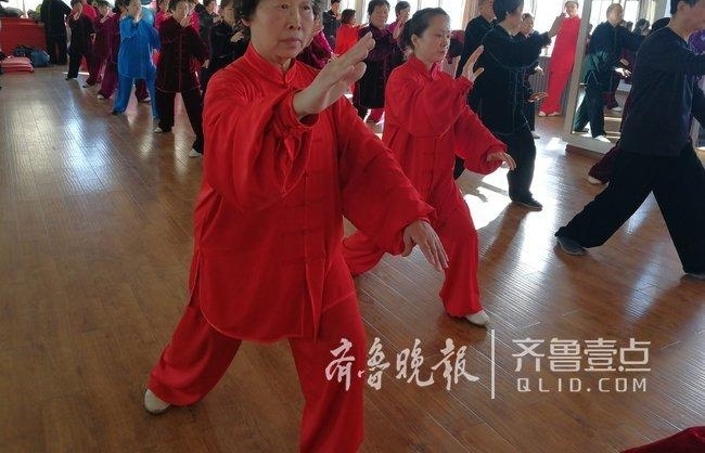 济南68岁老太义务教太极拳,十年未收过一分钱学费