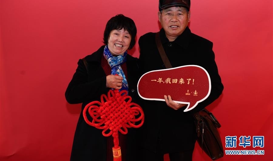 杭州火车站的“幸福照相馆”