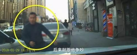 女司机人行道开车按喇叭,车被踹人挨打,网友居然这样说……