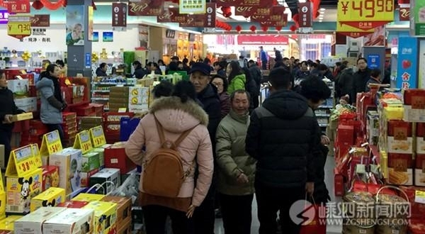 市场年味浓厚 市民进入年货采购高峰