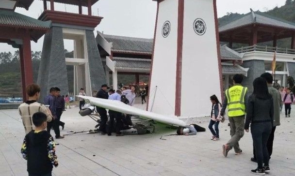 广西玉林景区滑翔机坠毁,酿两死伤!疑因飞行高度过低所致!