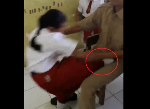 坚决不打疫苗!小学女生被抓住一脚“致命一击”,让男老师痛到想