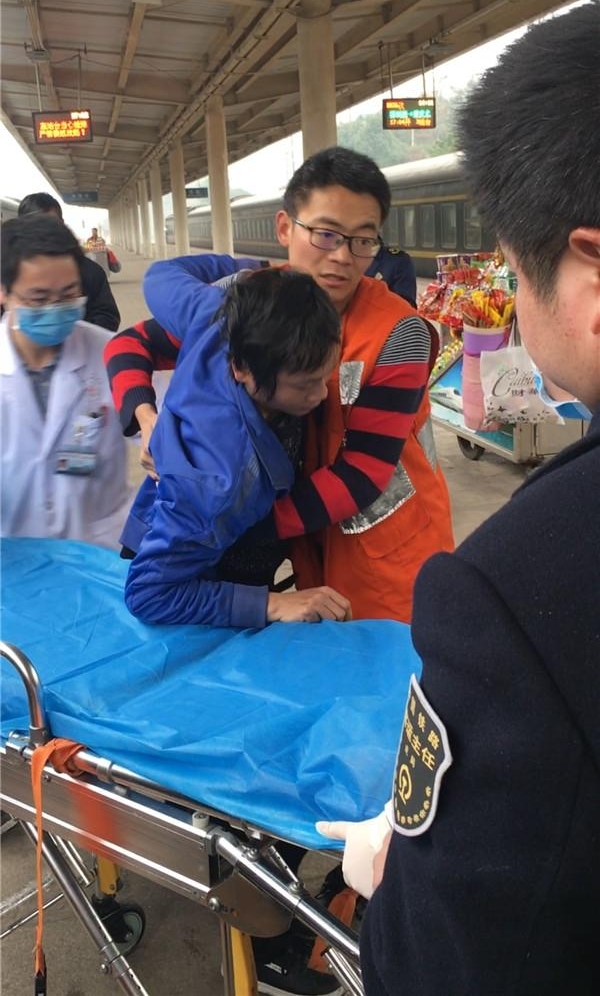 旅客肠道大出血 涪陵火车站开启“生命通道”