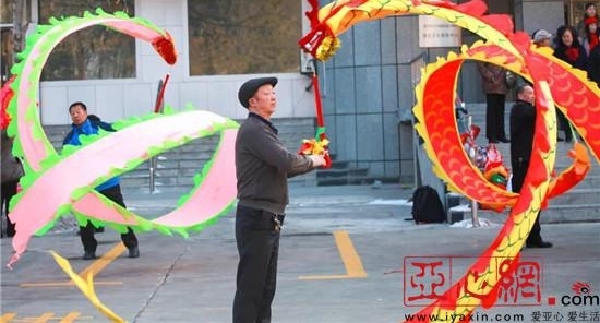 新疆昌吉市各族群众排练社火迎元宵佳节