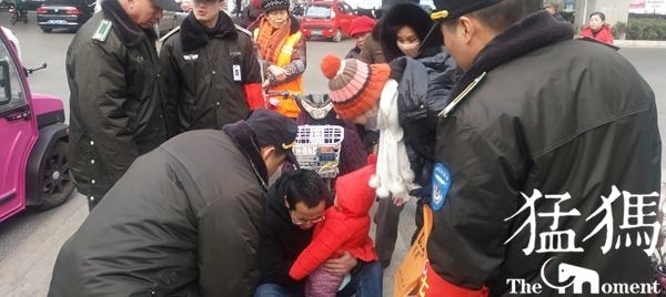 郑州男子心脏病突发街头瘫倒!女车长下车解救转危为安