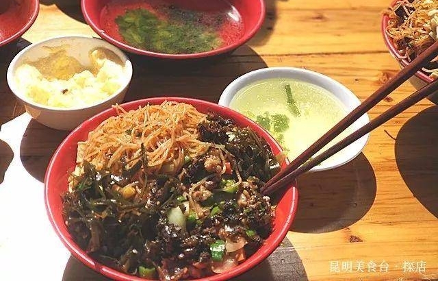 昆明某小区门口的快餐店,墙角蹲满人,5个大妈忙到淌汗