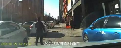 女司机人行道开车按喇叭,车被踹人挨打,网友居然这样说……