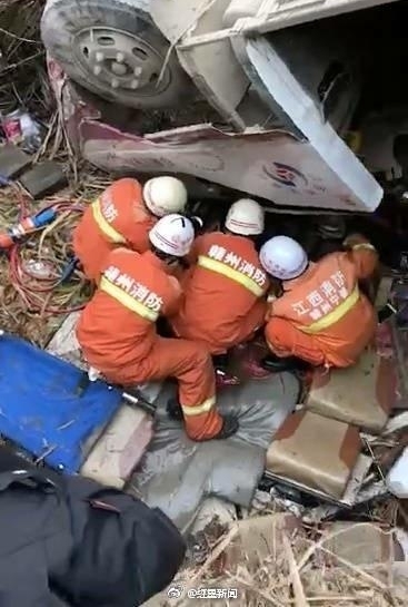 江西一超载客车转弯冲出路外翻入深沟 已致10死