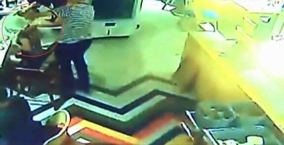 女子要求加汤 服务员一盆开水淋头上 只因女子发了一条微博
