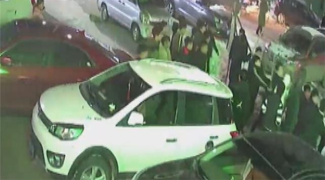 两名初中生因琐事在网吧起冲突 闹市区聚众群殴