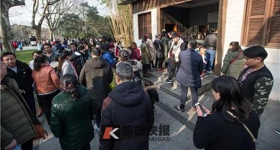 年初二西湖开启人从众模式 六公园上厕所要等20分钟