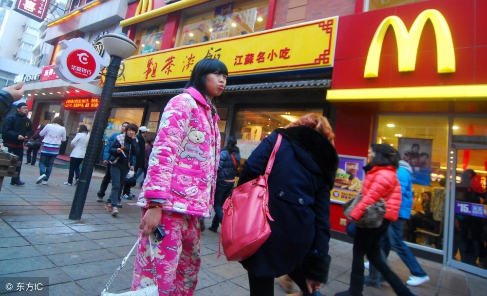 农村老汉蒙圈,城里人怎么喜欢穿睡衣逛街,网友有才评论炸了