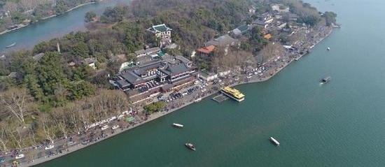 年初二西湖开启人从众模式 六公园上厕所要等20分钟